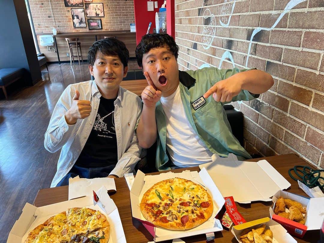 池田真一のインスタグラム：「寄席の合間にお昼ご飯行ったけど 野球でどこもパンパンでめちゃくちゃ歩いて人生初のドミノピザイートインしました！はっきり言って最高でした！」