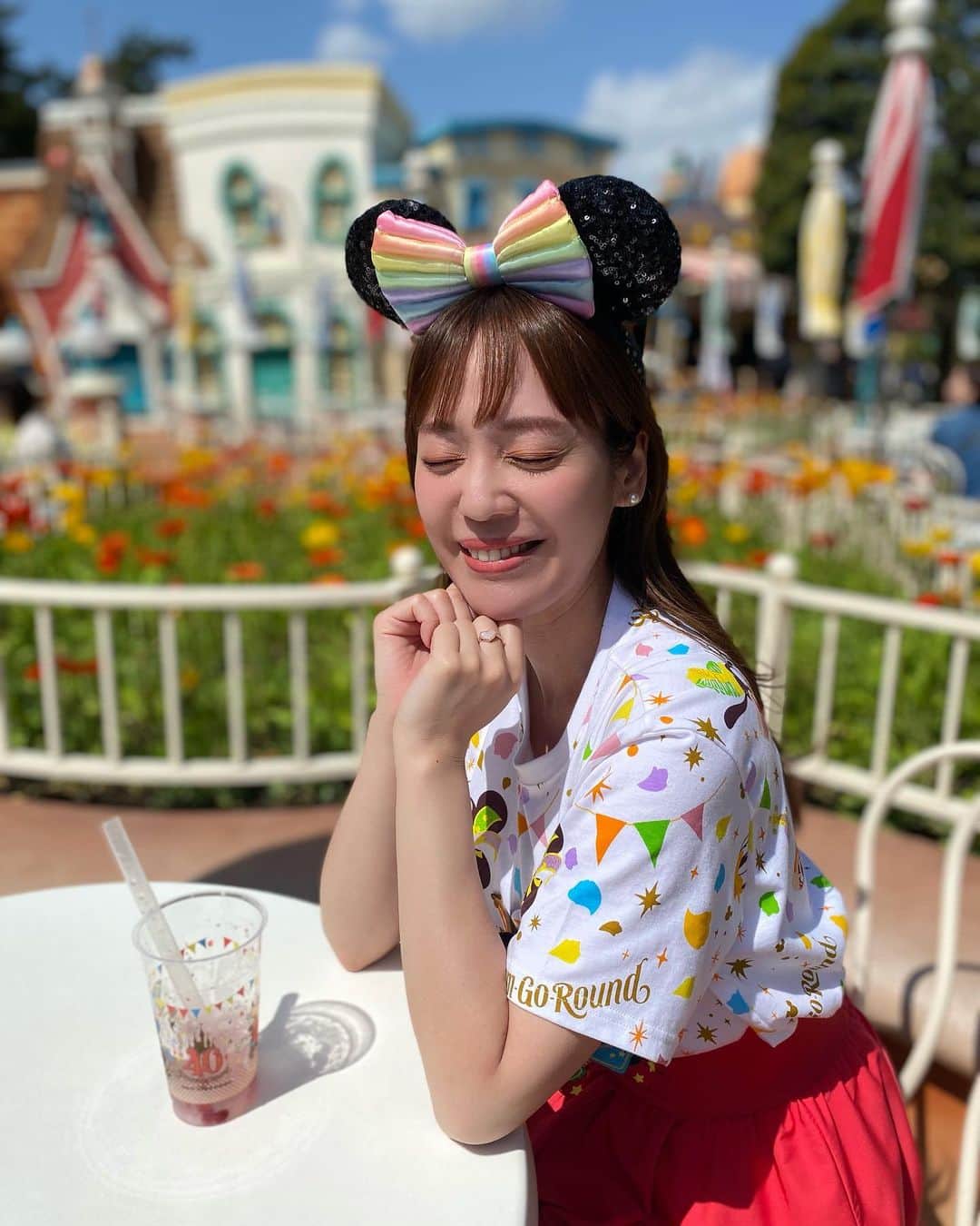 石橋美希さんのインスタグラム写真 - (石橋美希Instagram)「ディズニー40周年限定グッズ🫧 どれもめちゃめちゃかわいいです🧸💕  カチューシャにはキラキラのスパンコールに パステルカラーのリボンが☺️🎀 耳の裏には40周年のロゴ、 サイドにはドリームゴーラウンドの文字と ティンカーベルの刺繍が施されていて 実物はさらにかわいいのです🤗💗  40周年限定のコスチュームを身にまとった ぬいぐるみバッジもおすすめ☺️🫧  私は一目惚れしたミッキーのショルダーバッグを お持ち帰りしちゃいました🥰  荷物はあまり入りませんが… それよりも可愛さが上回りますので🥹 次回連れて行くのが楽しみです〜💗  #東京ディズニーリゾート #40周年 #ディズニー40周年 #ディズニー #ディズニーランド #ディズニーシー #カチューシャ #限定 #グッズ #岩手 #めんこいテレビ #アナウンサー」5月21日 23時43分 - miki_ishibashi_mit