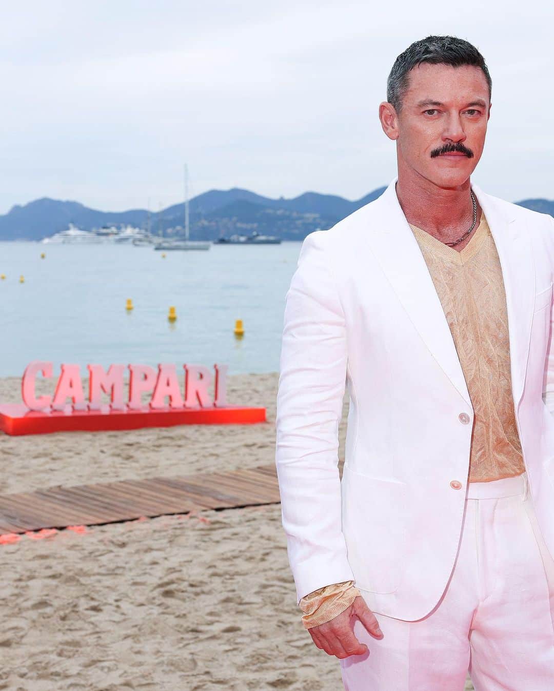 ルーク・エヴァンズさんのインスタグラム写真 - (ルーク・エヴァンズInstagram)「24 hours in Cannes Celebrating the unforgettable creations of cinema with @Camparioffical at Discover Red event #Ad #CampariCinema #Cannes2023 #enjoyresponsibly」5月21日 23時54分 - thereallukeevans
