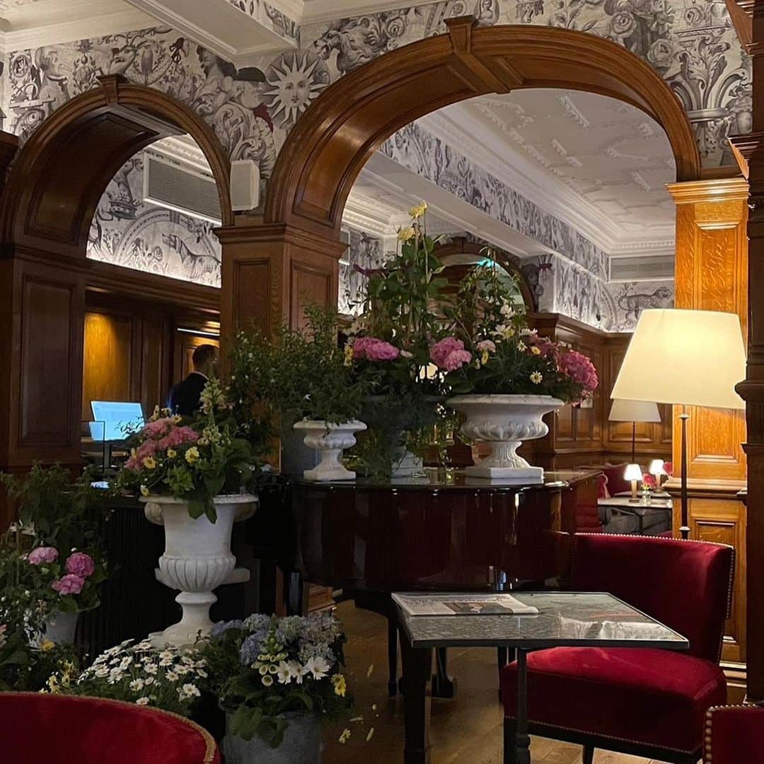 神谷由香さんのインスタグラム写真 - (神谷由香Instagram)「Brown’s Hotel Aftnoontea ☕︎  @browns_hotel   1837年にできたイギリス最古の老舗5つ星ホテル💫  しっとり落ち着いた雰囲気で昔ながらの アフタヌーンティーをいただきました🫖  アフタヌンティーってお上品なお茶なイメージだけど ちゃんとボリューミーでお腹いっぱいになるよ😋  サンドイッチ、スコーン、ケーキ、、  私的に、お昼抜いてお腹空かせて行くのが美味しくて お腹にもちょうどいい！笑  食べきれなかったケーキはテイクアウトしました🥰」5月21日 23時53分 - kamiya_yuka_