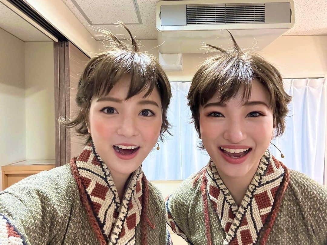 のインスタグラム：「大変遅ればせながら、少しだけキングダムの余韻を…  お稽古場から、共に河了貂を生きた最高の戦友うみちゃん。  うみちゃんの存在に、優しさに、本当に沢山支えられました。  #貂ズ」