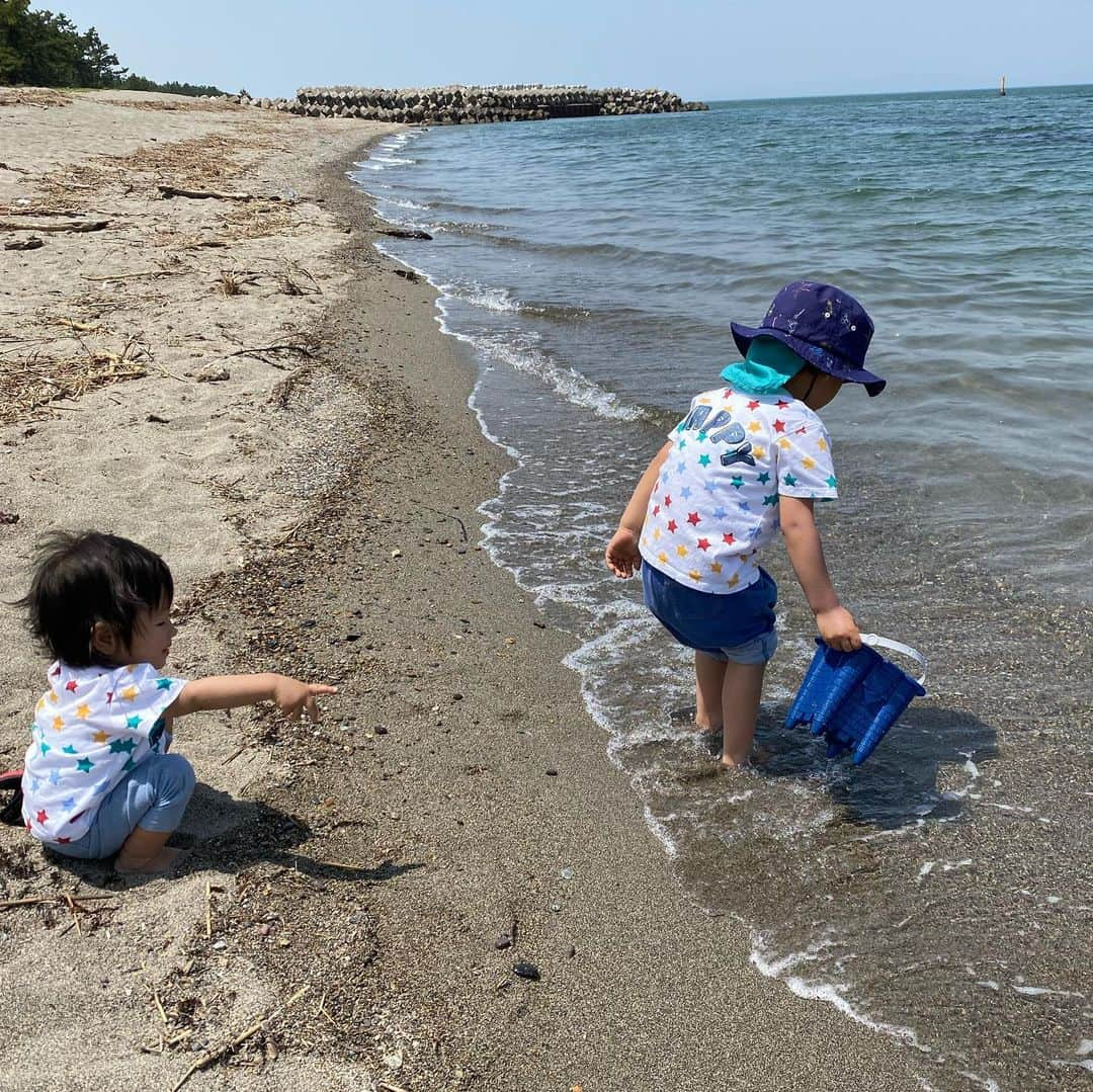 大西蘭のインスタグラム：「《富山市》 浜黒崎海岸で砂遊び😆  砂遊びが好きな息子と、このところ兄のすることはなんでも真似したい娘。  海岸で思いっきり砂遊びしてもらおうと浜黒崎へ行ってきました🚗  一面の砂に、息子はもちろん大喜び！ 一生懸命穴を掘ってました👦🏻  娘はスコップで砂をすくっては落として…何度も繰り返して感触を確かめていたようでした👧🏻  私も裸足になって砂の上を歩いてアーシング👣 やっぱり砂浜の砂って、砂場と全然違うんですよね！ ホント、サラサラで気持ちいい！  そんなこと、子供を産む前は気付くはずもなかったけど、 今は子供たちと砂場で一緒に遊ぶから、砂の質が全然違うのを感じました👀  ちなみに、有名だと思うけど、 浜黒崎の砂浜は砂鉄が含まれてるので、磁石を持っていくと砂鉄を集められて楽しいですよ♬   ※息子のTシャツは前後ろ、反対です😂 自分で着たのが素晴らしいってことで、そのままにしてました笑  #浜黒崎 #浜黒崎キャンプ場 #砂遊び #砂遊び大好き」