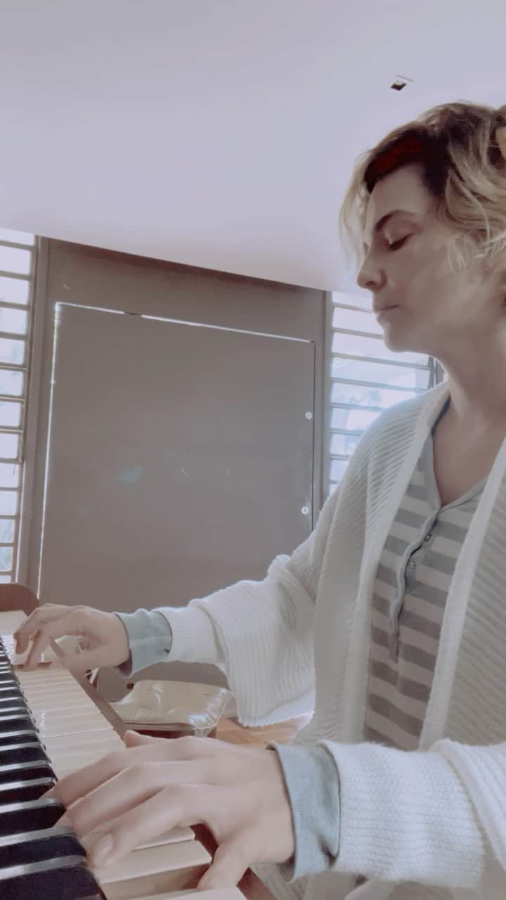 Tainá Müllerのインスタグラム：「Pra aquecer os dedos nesse domingo invernoso de folga, um pouquinho de Bach (o filho), Liszt & Chopin :)」
