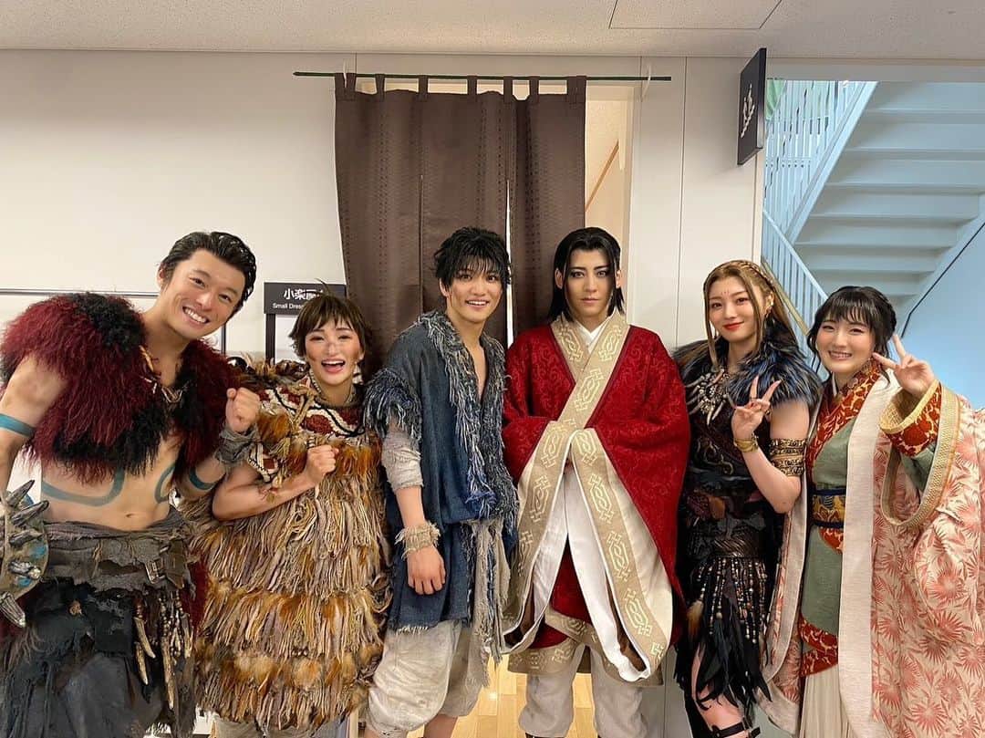 のインスタグラム：「みんなとの大切な写真を少し🤲  心から尊敬する皆さん。これから色んな場面で、この半年間のみんなの顔を思い出して頑張れる気がします。  またどこかで出会えるように、出会った時に恥ずかしくないように、私も日々精進します。  #キングダム  ありがとうございました！」