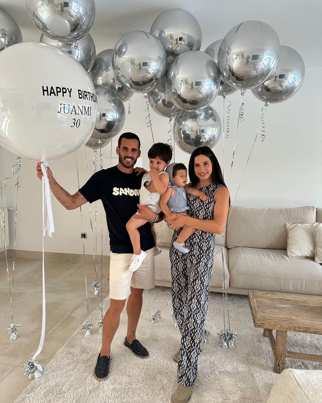 フアン・ミゲル・ヒメネス・ロペスのインスタグラム：「No hay mejor forma de comenzar los 30 que a vuestro lado siempre 😍🎊🎉 Gracias a todos por vuestros mensajes 😀」