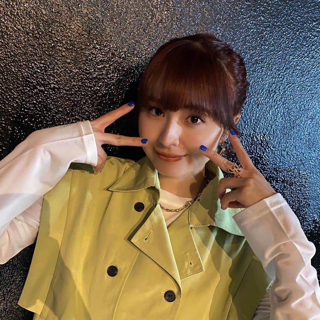 脇田もなりのインスタグラム：「久しぶりのasiaでライブでした✨✨✨ 1周年の時思い出した😭 楽しかった🤍🟥 終わってハイボール飲んだ🍺  #live #clubasia #tokyo #ヘアアレンジ #三つ編み #ハイボール#🍺」