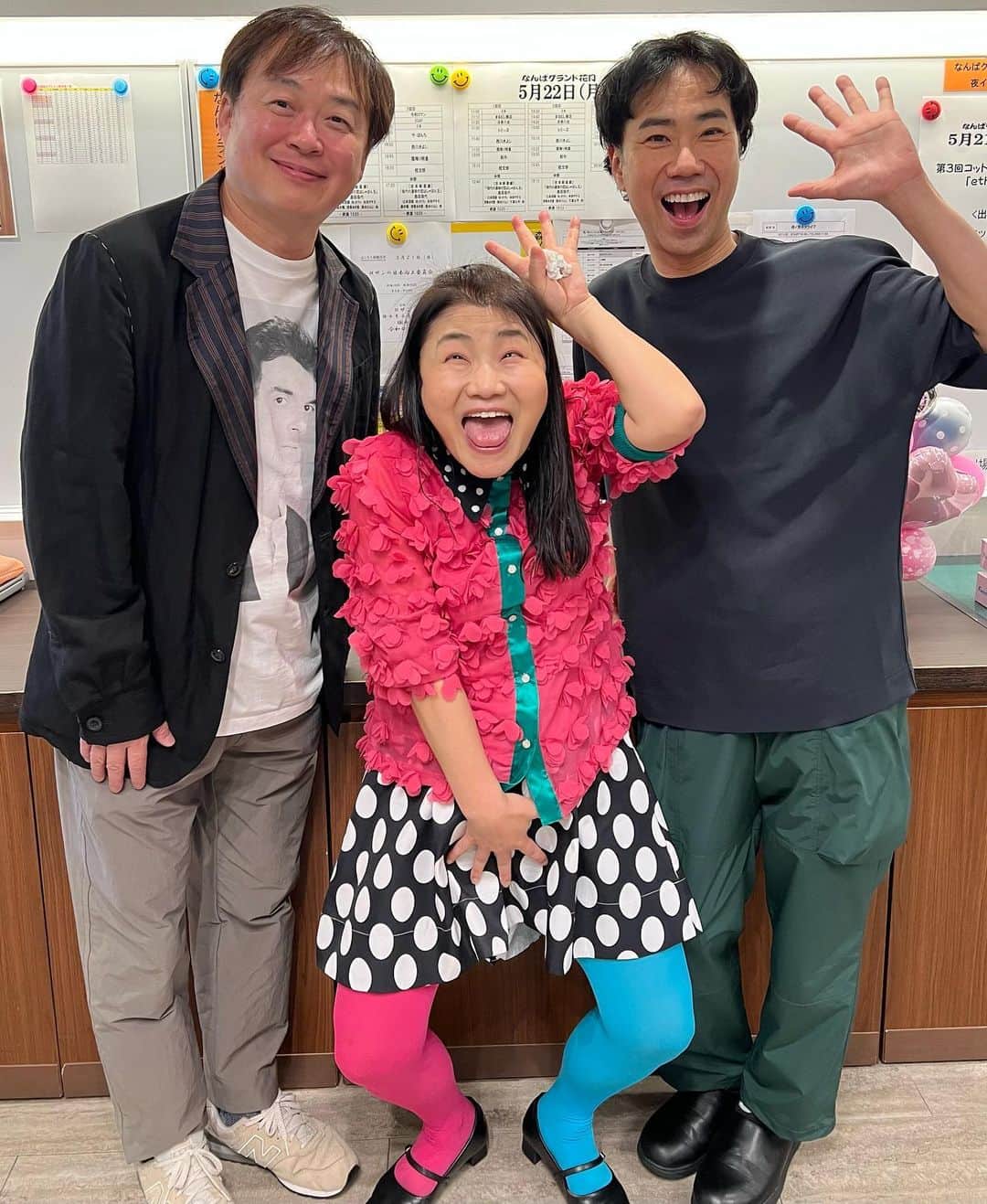 本間昭光のインスタグラム：「珠代姉さんの35周年記念公演にお邪魔しました！ オープニングからフルパワー全開の姉さんと22年ぶりNGK本公演参加の藤井隆くんに超絶元気を頂きました。 長年新喜劇を観てるけど、あの終わり方のパターンは初めてかも。 凄かったー😊 #島田珠代 #藤井隆」