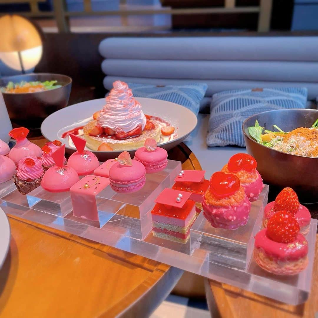 K͎A͎R͎E͎N͎のインスタグラム：「💞🩷💖💘💗🦩🌸🌷🍧🍡  #kimptonshinjukutokyo #kimpton #afternoontea #cafe #shinjuku #アフターヌーンティー #カフェ #ピンクアフターヌーンティー」