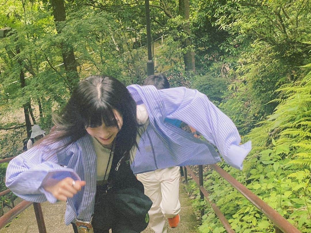 中澤瞳さんのインスタグラム写真 - (中澤瞳Instagram)「初高尾山。 課金したら頂上まで行けるのかと思っていたけど、 山はそんなに甘くなかった。  久しぶりに山登りして友達とわいわいおしゃべりしていい休日🤭  #高尾山 #高尾山登山」5月22日 0時14分 - hitomi.nakazawa