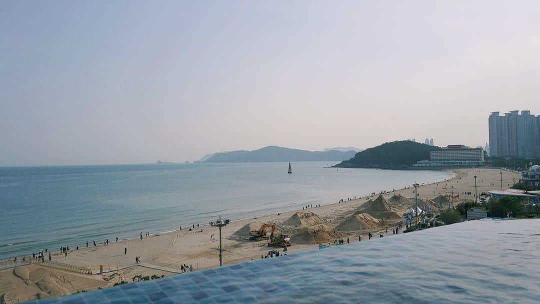 リャン・イーチェン（梁以辰）さんのインスタグラム写真 - (リャン・イーチェン（梁以辰）Instagram)「🏝️🍦 在沙灘和無邊際泳池Chill了一下午， 連發呆的時刻都是美好的時光。  這次在海雲台住的是Grand Josun Busan， 從踏進房間那一刻，完全實現我想像中的渡假風！ 整片落地窗看出去是一望無際的遼闊海景🫧🌊 這次住的是豪華海洋房， 房間非常寬敞（可以放10個29吋行李箱吧） 浴室有泡澡浴缸、乾淨漂亮， 大廳服務人員的禮貌應對都很好， 一下樓，旁邊就是沙灘和海雲台大街， 附近大概走10分鐘有一間好吃的醬油螃蟹餐廳。  這次釜山玩了7天6夜， 因為我旅行的宗旨就是每天都要睡到飽再出門， 想要有很充裕的時間隨性自在的安排， 但是值得去的景點也都去到了， 放空、慢活、感受，吃所有想吃的。  旅行的意義有很多註解， 暫時逃離沈悶繁瑣，又或是探索新鮮感， 願每個認真生活的人， 都能同時與自由自在並肩而行。  #heaundea #busan #lovelycity」5月22日 0時14分 - yi_chan_liang