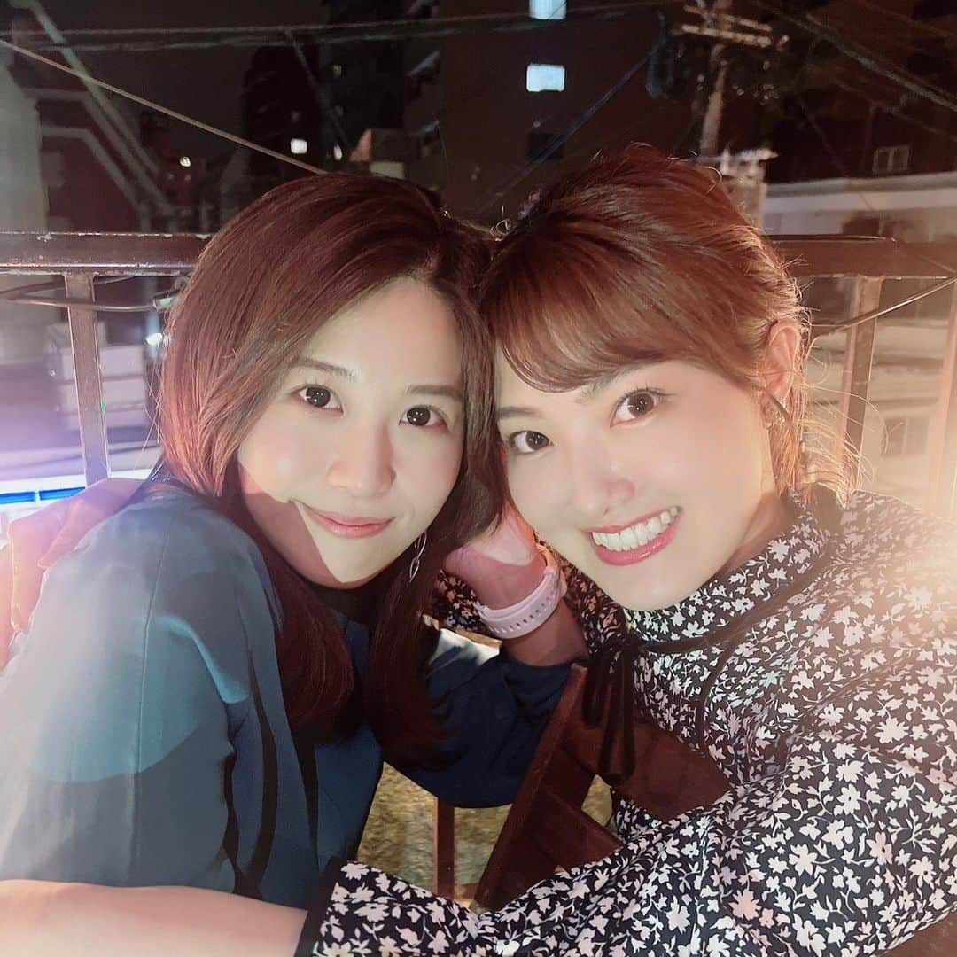 遠野愛のインスタグラム：「2023.05 KBCの @matsushita_yui_kbc と テラス席で風を感じて🌱  愛しの相棒@n_moepi_fbs と その素敵なお母様おばあさまとホークスの応援に行って⚾️  10代からの知り合いで4月からFBSアナウンサーになった @anrinakamura_fbs と 岩盤浴でデトックスして水炊き🐓  なーんにも気を遣わない同期とまったり幸せな週末でした♡ リフレッシュしたので明日からも頑張れる💪  #最高な同期たち #温泉後どすっぴんだったので26歳だけど犬のエフェクトゆるされますよね？ #好きな角度がバレる」
