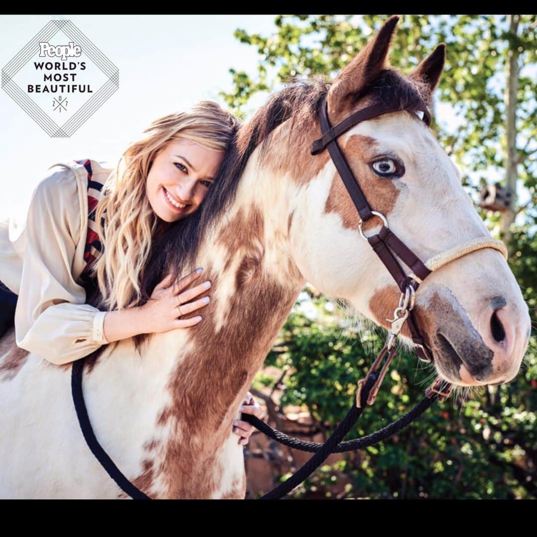 ベス・ベアーズのインスタグラム：「7 years ago I called my friends @aspcarighthorse @aspca and said I wanted to rescue a horse. They found me @blueappleranch and my incredible rescue mare, Belle. Rescued from a domestic violence situation on Christmas with her mom, Jingle, to @people 's most beautiful issue! I always say- "who rescued who". She changed my life for the better in too many ways to name here. #AdoptAHorse month is here! So! I’m working with @ASPCA to raise awareness about equine adoption and how adopting a horse will transform your life. Learn more and find your #RightHorse by visiting myrighthorse.org 🐴」