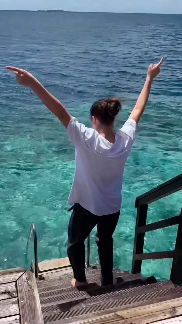 カミラ・ワリエワのインスタグラム：「Отпуск закончился, но хорошие впечатления остались 😂  @grandparkkodhipparu  @maldivianacom  #grandparkkodhipparu  #maldiviana   #kamilavalieva #figureskating #sea #fun #funnyvideos #holidays #maldives #мальдивы #отпуск #смешноевидео」