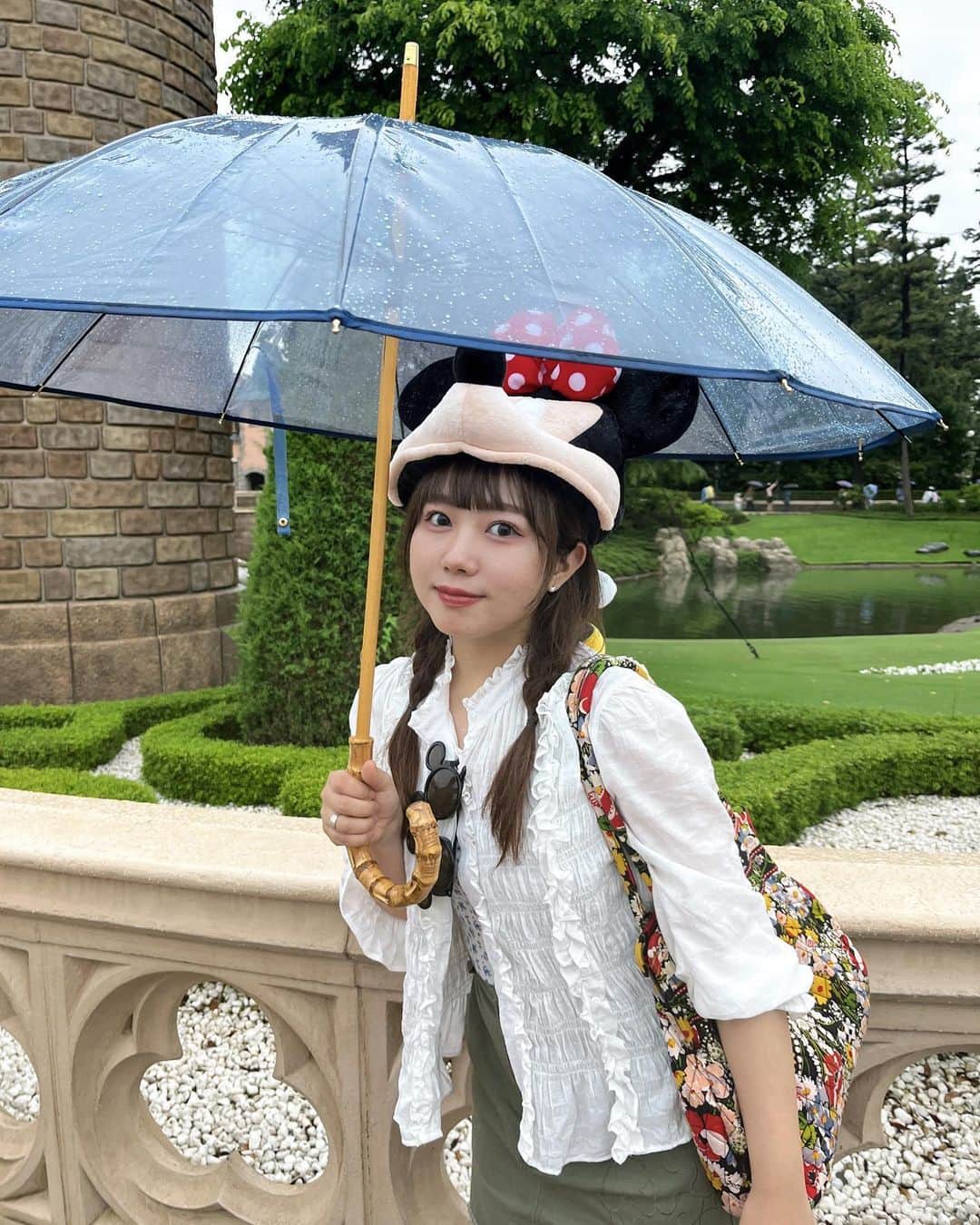 のインスタグラム：「誕生日のお祝いでえなぴがディズニー連れて行ってくれた🏡🎶 （実はプラベで2人は初めて） 傘もってくれたりポップコーンの美味しいところ多めにくれたりもしてました😊🎶 うちの相方って最高なんだよねわかる🫶🏻本当いい思い出！また遊び行こーね！」