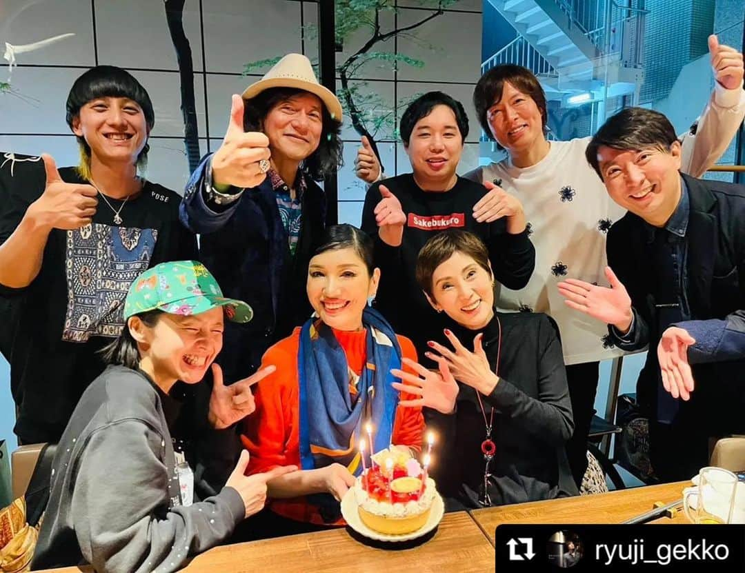 misoNosukeさんのインスタグラム写真 - (misoNosukeInstagram)「. . RYUJIさんの誕生日 お祝い出来なかったので…  関西でおもてなししたいから 近々、遊びに来て下さい！  ↓  #Repost @ryuji_gekko with @use.repost  秋野暢子さんの快気祝いパート2で アンミカちゃんのバースデーのお祝い🥳  秋野暢子さん・ダイヤモンドユカイさん・アリコンさん・misonoちゃん＆Nosukeくん・霜降りせいやくん、そしてアンミカちゃん🤗  アンちゃんがプレゼントを開ける度に QVCを観てるかのような 購買意欲を掻き立てるコメントはまさに神😊✨  5分に1回 女優秋野暢子のスゴさを熱弁するユカイさんの サブリミナル効果のクセがスゴい‼️ww  nosukeくんの髪型に『コレ顔が良くなかったら離婚やで‼️』と強烈なダメ出しをしながらも 目がハートなmisonoちゃんがカワイイ😍  ボブディランが好きと言うわりに ユカイさんのディラントークに全くついていけない せいやがカワイイ😍  アリコンさんをここぞとイジり倒す 秋野さんがカワイイ😍 捨て身でイジられ放題のアリコンさんもカワイイ😍  とにかく秋野会メンバーは皆んなカワイイ🥰 そしてこのポジティブ妖怪達のパワーはハンパない‼️😆 そんな皆んなが大好きだぁぁぁぁぁぁぁ‼️🤩  アンちゃん お誕生日おめでとぉぉぉぉぉぉぉぉ🍾  そして秋野さん こんな僕らのためにも どうぞいつまでもお元気でいて下さいませ😉✨  @yokoakino118 @ahnmikaofficial @seiya_shimofuri @diamondyukai_staff @kon_arimura @nosukedrummer   #秋野暢子  #ダイヤモンドユカイ  #アンミカ  #有村昆 #misonosuke  #霜降り明星せいや  #恵比寿 #炊き肉」5月22日 0時23分 - misono_koda_official