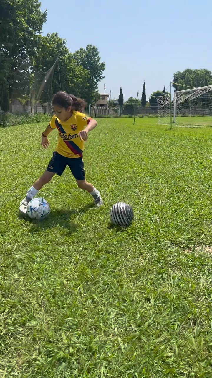 Arat hosseiniのインスタグラム：「@fcbarcelona 💙❤️ خدا جای حق نشسته 💪🏾」