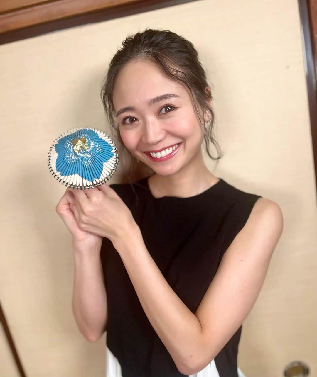 緑川静香のインスタグラム：「『それって⁉︎実際どうなの課』観てくださった皆様、ありがとうございましーたん🙇‍♀️✨ ⁡ 目標金額達成〜！！！👏 ⁡ 今回は口コミでのご依頼主さんということで、番組を観たことがないという方のご自宅に✨ リアクションが終始新鮮でした🤣笑 ⁡ 依頼主の明子さんはスタイリストさんということで、いつもオシャレだったなぁ〜🌸 ⁡ 実は売れ残ってしまったお洋服、明子さんオススメのものを頂いたのです❣️ これからのオープニングや結果発表時の私服の時に見られるかも！？☺️笑 ⁡ 次はどんな方に逢えるかなぁ〜楽しみだ🥰  見逃した方はTverで✨  ラジオトーク生配信来てくださった皆様もありがとう❤️ ⁡ #それって実際どうなの課 #ピンクつなぎ #フリマアプリ  #売って欲しいという方は番組に応募して下さいね❤️ #今回のハイライト #タバコの空箱細工の傘を持って #SDGsのパイオニアだ！ #茶箱売りすぎて茶箱に詳しくなってる緑川さん #久々のマスクなしのロケで清々しかった #久々の大口爆笑緑川が出ておりましたね #下河辺さんに対してのリアクションも新鮮で笑 #ガチトーンの何ですか？は面白かったです #もちろん私がすぐ泣く事も知らないのでビックリしておられました笑 #最後の写真は今回の放送で地味にツボってしまったショット #背景の布を肩にかけて立つその姿はもう業者でしかない笑🤣 #1枚目と10枚目の差が笑  #芸能人と業者 #2つの顔を持つということで笑」