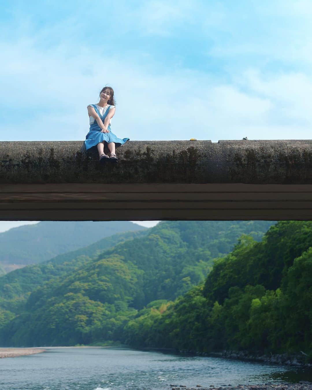 宇水遥佳のインスタグラム：「. 高知では四万十川に行ってきました⭐️ 雄大な自然の景色と名物沈下橋は必見🥰 車で通るのがとってもスリリング😇 川の水の流れる音に癒されました✨ . 水といえば、韓国で大人気のウォーターフェス WATER BOMBが日本に初上陸します👙🔫 水遊びしながらK-POPアーティストや豪華アーティスト よるLIVEが観れるなんて最高すぎます✨ 現段階で出演が決まってるのがコチラこちら💁🏻‍♀️ . SUPER JUNIOR-D&E D-LITE(BIGBANG) MAMAMOO+ Jay Park ATEEZ SUNMI  BIG Naughty ASH ISLAND TREASURE ちゃんみな . 豪華すぎる😍水遊びも音楽も楽しめる夏を大満喫 できるフェス「WATER BOMB JAPAN」 ＜日程＞ 大阪：7/15 - 16（舞洲スポーツアイランド） 名古屋：7/22 - 23（Aichi Sky Expo） 東京：７/29 - 30（ベルーナドーム） . 私も参加予定です😘Qoo10でチケット発売中してるので お友達のみんな行こう〜😍 . @waterbomb_tokyo_official  @waterbomb_nagoya_official  @waterbomb_osaka_official  . #waterbomb #waterbombjapan #ウォーターボム#ウォーターボムジャパン  #フェス#夏フェス #Qoo10 #PR #kpop #Seoul」