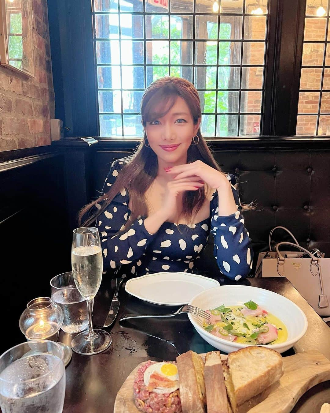 滝沢結貴さんのインスタグラム写真 - (滝沢結貴Instagram)「📍 Locanda Verde  TriBeCaエリアにある、ロバートデニーロがオーナーのイタリアンへ🍝 ⁡ いつ行っても人気、何を食べても美味しい🇮🇹 グリニッジホテルに隣接していて、雰囲気も素敵です。NYの大好きなレストランのひとつ。  写真はついつい恥ずかしくて、毎回変なポーズしてしまう私🙂 ⁡ Jewelry from @grosseglace 🩵  ⁡#newyork #newyorkrestaurant #tribeca #ニューヨーク旅行#ニューヨーク生活 #トライベッカ#ロバートデニーロ」5月22日 0時35分 - yuntokyo