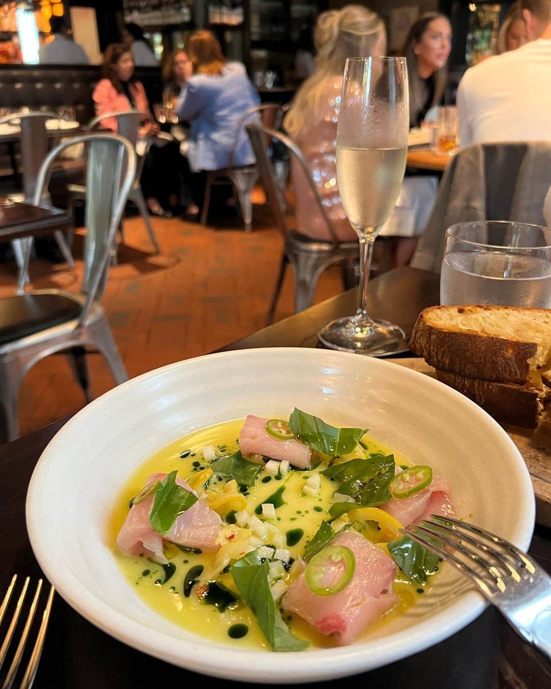 滝沢結貴さんのインスタグラム写真 - (滝沢結貴Instagram)「📍 Locanda Verde  TriBeCaエリアにある、ロバートデニーロがオーナーのイタリアンへ🍝 ⁡ いつ行っても人気、何を食べても美味しい🇮🇹 グリニッジホテルに隣接していて、雰囲気も素敵です。NYの大好きなレストランのひとつ。  写真はついつい恥ずかしくて、毎回変なポーズしてしまう私🙂 ⁡ Jewelry from @grosseglace 🩵  ⁡#newyork #newyorkrestaurant #tribeca #ニューヨーク旅行#ニューヨーク生活 #トライベッカ#ロバートデニーロ」5月22日 0時35分 - yuntokyo
