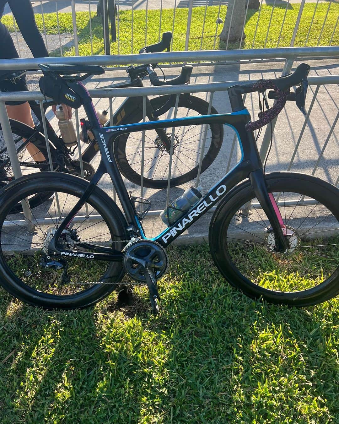 レイ・アレンのインスタグラム：「Back in the saddle! #pinarello #blackpoint」