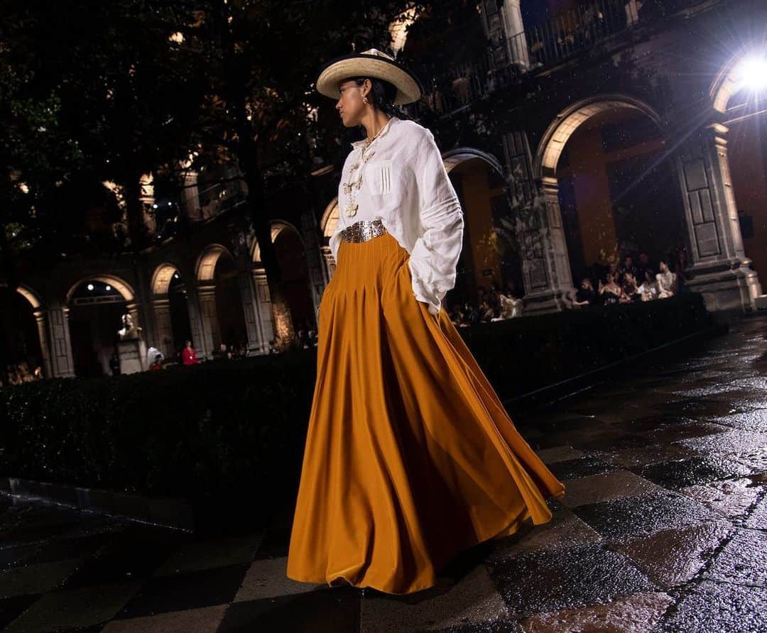 ELLE UKさんのインスタグラム写真 - (ELLE UKInstagram)「Dior Cruise '24: a collection that took place in Mexico City, and was inspired by iconic painter Frida Kahlo. Known for her masculine-meets-feminine aesthetic, the artist spoke not only about gender, identity and bisexuality - revolutionary for the time she lived in - but also about the struggles of a body that was ravished at a young age by polio. And all of this provided a deep well from which Maria Grazia Chiuri could draw.   For more on the show, click Link In Bio.」5月22日 0時39分 - elleuk