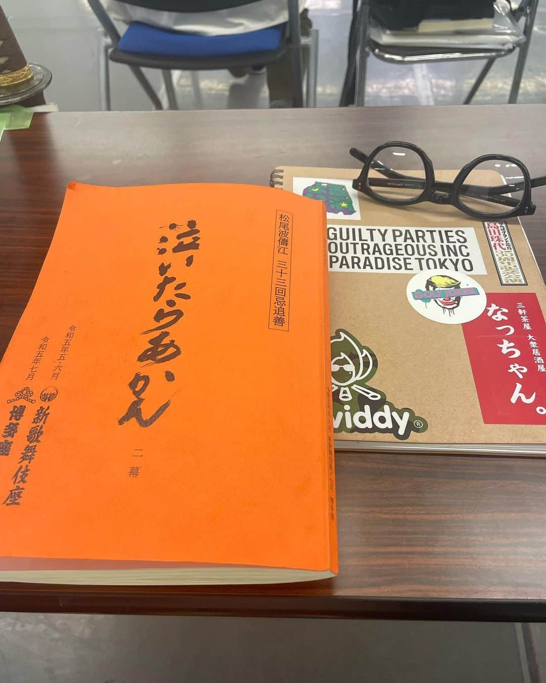 金子昇のインスタグラム：「絶賛稽古中！本番用のサングラス(決してふざけてないです)と自前の浴衣。 お客様に笑って泣いて、喜んで帰ってもらえるように座組一同、汗かいて頑張っております！  #舞台泣いたらあかん #新歌舞伎座 #藤山直美 #毎日笑わせていただいてます！ #チャーミングな方 #金子昇 #稽古場」