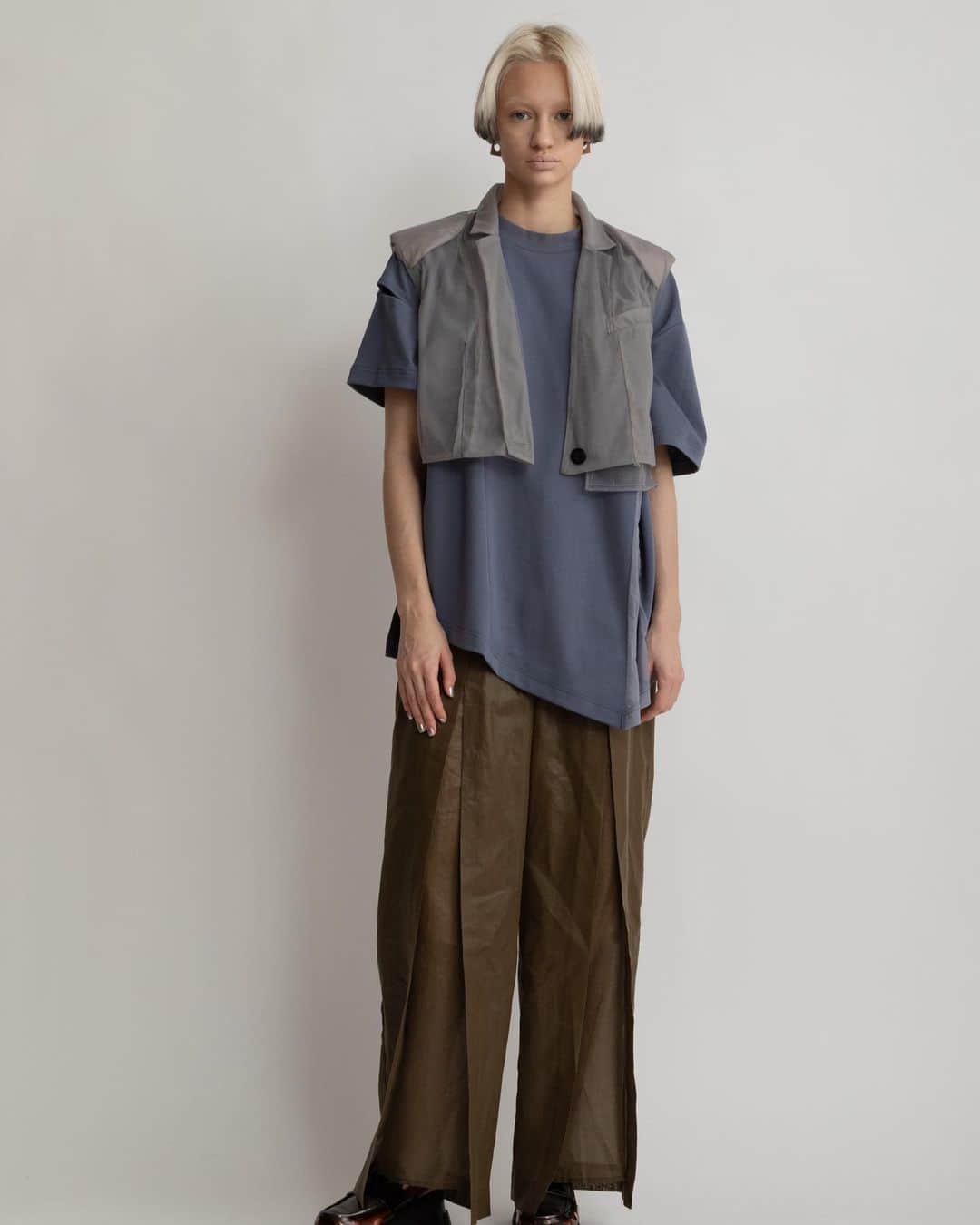 AULA AILAのインスタグラム：「【2023 HIGH SUMMER COLLECTION】  ASYMMETRY LOOSE T-SHIRT COLOR BLUE SIZE 0 ¥13,200  さりげないスリットディテールと、裾にはめ込んだパワーネットのマチがポイント。 袖丈、切り替えライン、ヘムラインなど、アシンメトリーな要素を加えエッジをプラスすることで、シンプルになりすぎず1枚でも存在感あるアイテムに。 素材は、透けにくく適度な厚みがありながら、さらりとした肌触りのコットンスムース素材を使用。 ルーズパンツやスカート合わせなど、リラックス感のあるスタイリングがおすすめ。   SHEER TAILOR SHORT VEST COLOR GRAY SIZE 0 ¥18,700  表がチュール、裏がソフトオーガンジーの2枚仕立ての、シアーテーラーベスト。 左のテーラーカラーは、ダーツから繋がる変形襟で、アシンメトリーです。  胸ポケットの袋布が裾から除くデザインや、ダーツを表に出し配色ステッチを入れるなど、細かいディテールにこだわった他にはないデザイン。 肩パットや、縫い目、ポケット袋布の透けや、襟や胸ポケットなど、重なる部分のシアー感が洗練された大人な印象。   ✔️AULA AILA OFFICIAL WEB STOREにて HIGH SUMMER COLLECTIONアイテム展開中！」