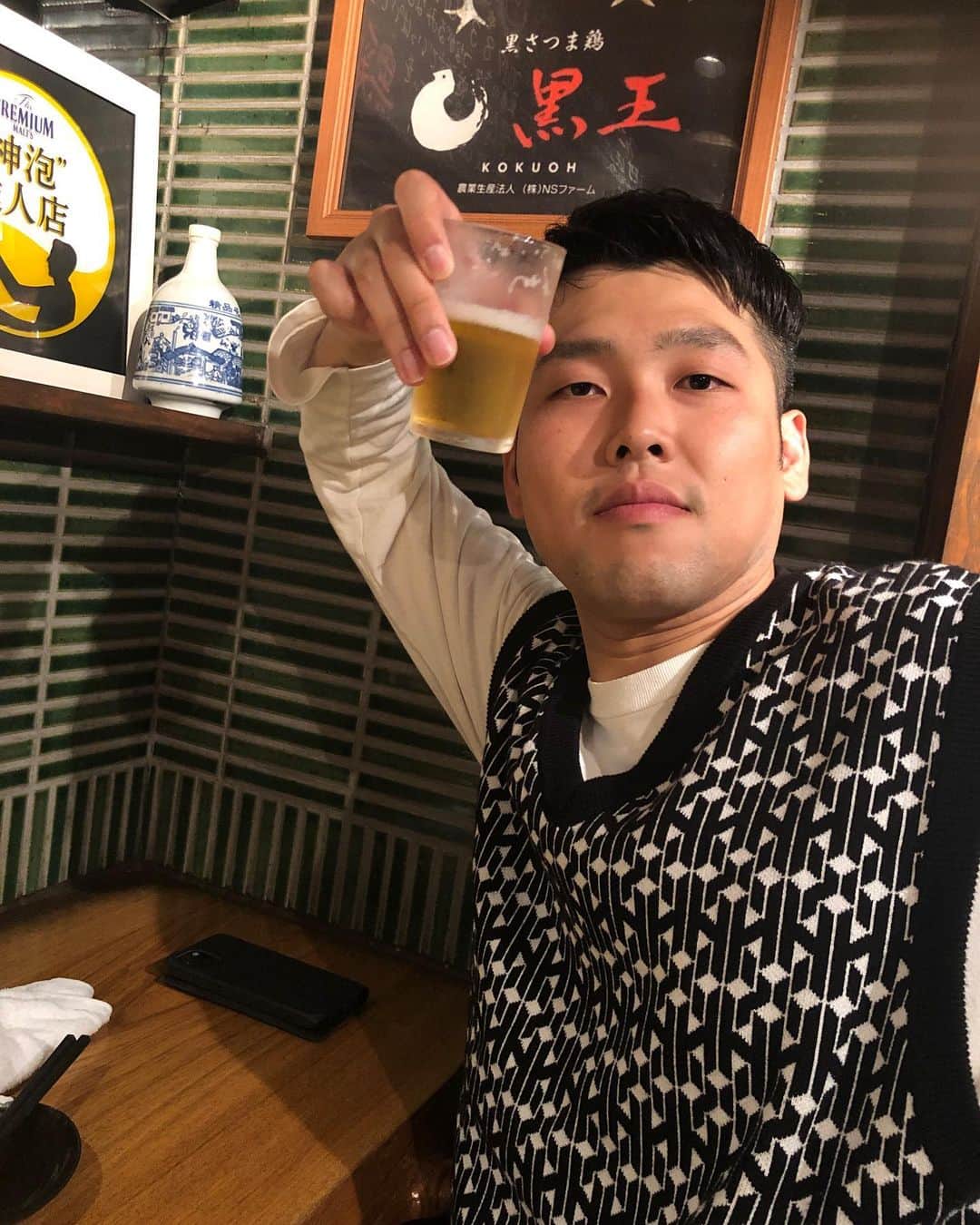 津田康平のインスタグラム：「先日のぴがし🌸  東京に来たら連絡くれる嬉しい後輩⚽️  一生飯は食わすのでまた連絡してや🍺  #ダブルヒガシ　東 #セレッソ大阪  #塩振る位置でビール飲んどる #マルセイユ  #♾️ホール」