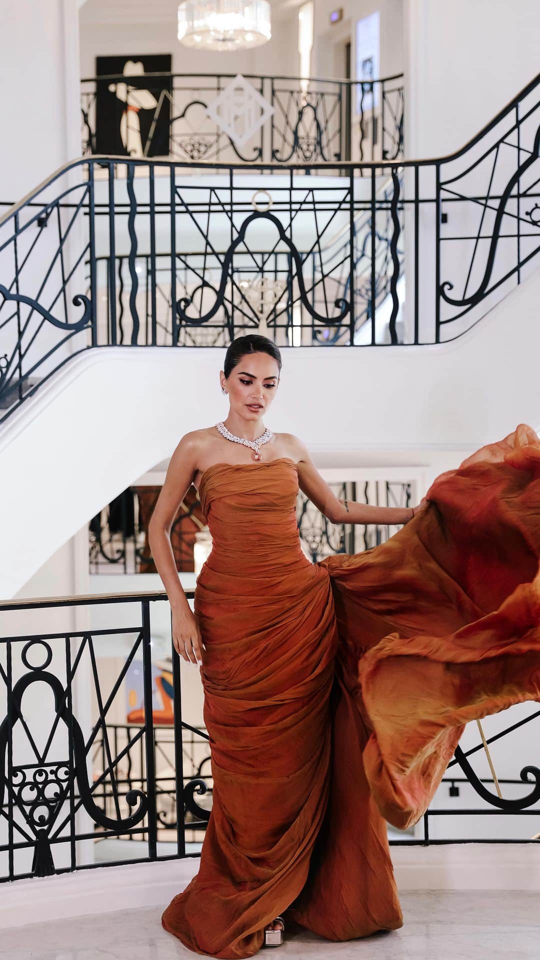 Diipa Büller-Khoslaのインスタグラム：「Diipa’s Cannes Diary Day 1 🎥  Over the years I have learned that’s it’s not about the glitz and the glamour — it’s about feeling my best inside and out. This year’s #CannesFilmFestival is not only a true homecoming, but the start of something new. Stay tuned, BIG news coming 🥰❤️」