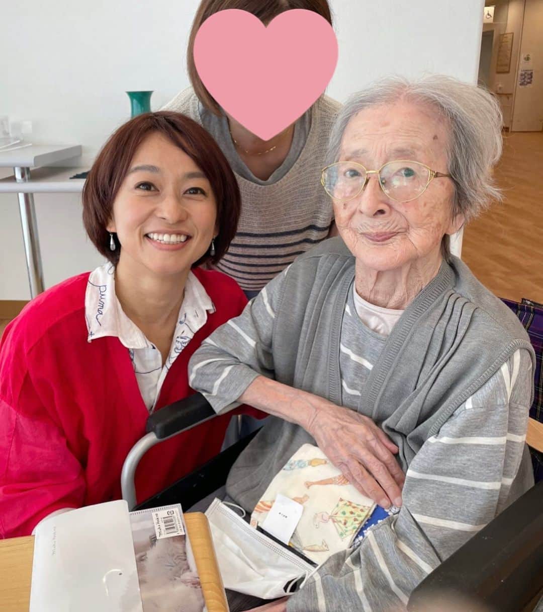 住吉美紀さんのインスタグラム写真 - (住吉美紀Instagram)「先月107歳になった祖母と、4年ぶりに会えた！大好きな神戸のおばあちゃん。父似のわたしは、その母である祖母にはもっと似ているので、めちゃくちゃ親近感。それに、めっちゃウィットに富んだオモロイおばあちゃんで、"ああ言えばこう言う"的なやりとりがいつも面白い。  今回も 「108歳やねん」 「ん？107歳ちゃうかった？」 「ふふ、サバ読んでん」  爆。  とか、 周りの入居者の人たちと 「あんまり話合わんねん」 「そうなん？」 「だって、みんな若いねんもん」 爆。若いって。 さすが施設で最高齢！  子どもの頃よりも、大人になった今のほうが、 より、そのラテン系の明るくパッキリとしたユーモアの、凄さ・素敵さがわかる。 おばあちゃんカッコイイわぁ。 ピース。  私が会いにきたこと、めちゃくちゃ喜んでくれた。 「みきちゃんに会えて幸せ〜！」って言ってくれた。 私もやでー。 コロナ禍で暫く行けなかったけど、 思い立って、行ってほんとうによかった。 おばあちゃん元気でいてね。」5月22日 0時56分 - miki_sumiyoshi