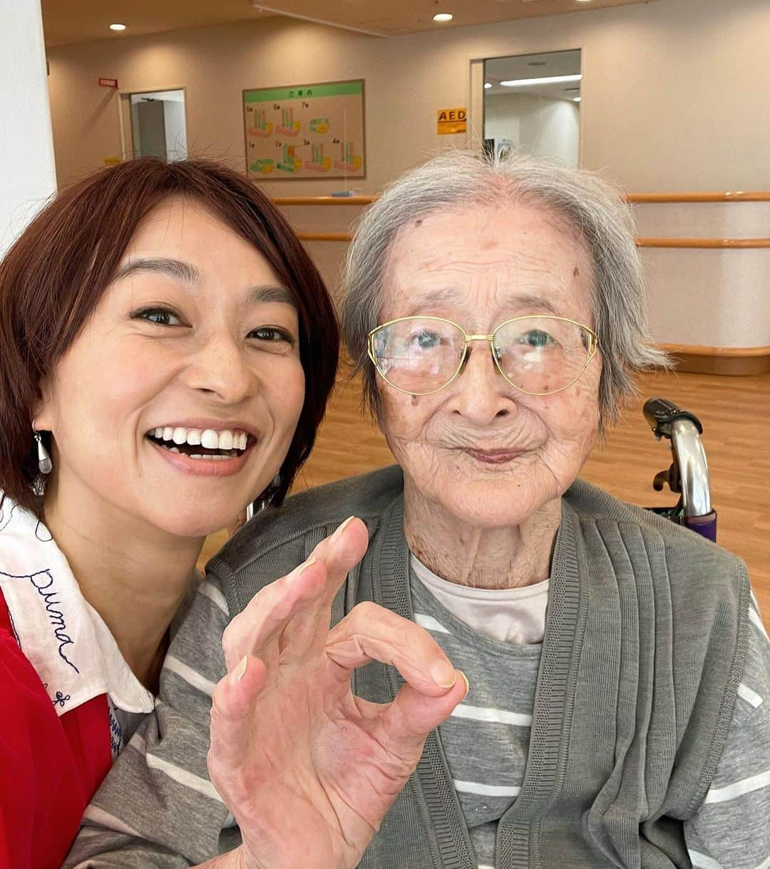 住吉美紀さんのインスタグラム写真 - (住吉美紀Instagram)「先月107歳になった祖母と、4年ぶりに会えた！大好きな神戸のおばあちゃん。父似のわたしは、その母である祖母にはもっと似ているので、めちゃくちゃ親近感。それに、めっちゃウィットに富んだオモロイおばあちゃんで、"ああ言えばこう言う"的なやりとりがいつも面白い。  今回も 「108歳やねん」 「ん？107歳ちゃうかった？」 「ふふ、サバ読んでん」  爆。  とか、 周りの入居者の人たちと 「あんまり話合わんねん」 「そうなん？」 「だって、みんな若いねんもん」 爆。若いって。 さすが施設で最高齢！  子どもの頃よりも、大人になった今のほうが、 より、そのラテン系の明るくパッキリとしたユーモアの、凄さ・素敵さがわかる。 おばあちゃんカッコイイわぁ。 ピース。  私が会いにきたこと、めちゃくちゃ喜んでくれた。 「みきちゃんに会えて幸せ〜！」って言ってくれた。 私もやでー。 コロナ禍で暫く行けなかったけど、 思い立って、行ってほんとうによかった。 おばあちゃん元気でいてね。」5月22日 0時56分 - miki_sumiyoshi