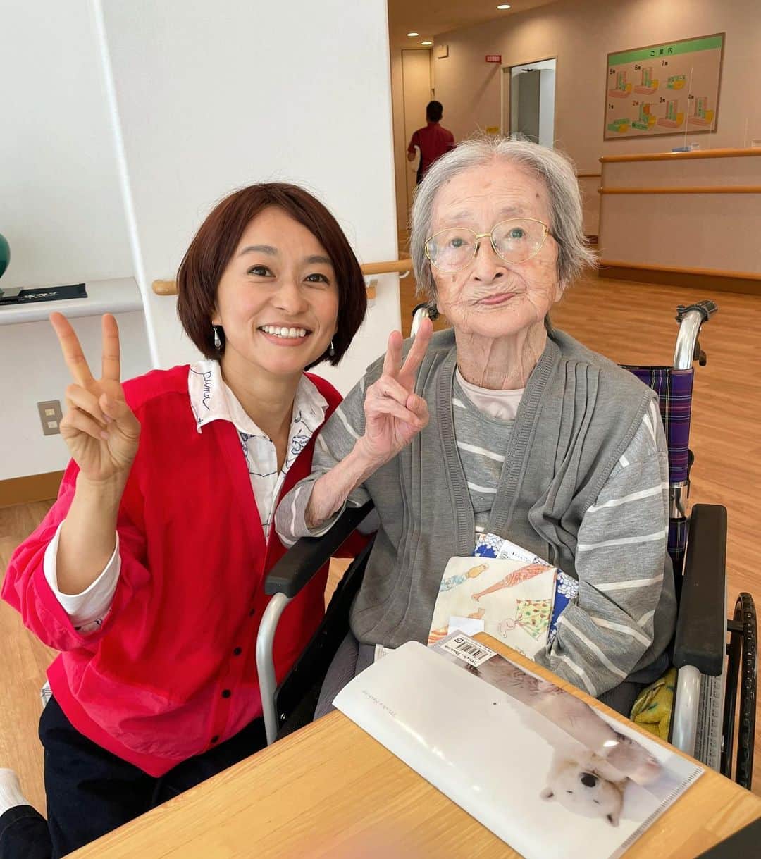 住吉美紀のインスタグラム：「先月107歳になった祖母と、4年ぶりに会えた！大好きな神戸のおばあちゃん。父似のわたしは、その母である祖母にはもっと似ているので、めちゃくちゃ親近感。それに、めっちゃウィットに富んだオモロイおばあちゃんで、"ああ言えばこう言う"的なやりとりがいつも面白い。  今回も 「108歳やねん」 「ん？107歳ちゃうかった？」 「ふふ、サバ読んでん」  爆。  とか、 周りの入居者の人たちと 「あんまり話合わんねん」 「そうなん？」 「だって、みんな若いねんもん」 爆。若いって。 さすが施設で最高齢！  子どもの頃よりも、大人になった今のほうが、 より、そのラテン系の明るくパッキリとしたユーモアの、凄さ・素敵さがわかる。 おばあちゃんカッコイイわぁ。 ピース。  私が会いにきたこと、めちゃくちゃ喜んでくれた。 「みきちゃんに会えて幸せ〜！」って言ってくれた。 私もやでー。 コロナ禍で暫く行けなかったけど、 思い立って、行ってほんとうによかった。 おばあちゃん元気でいてね。」
