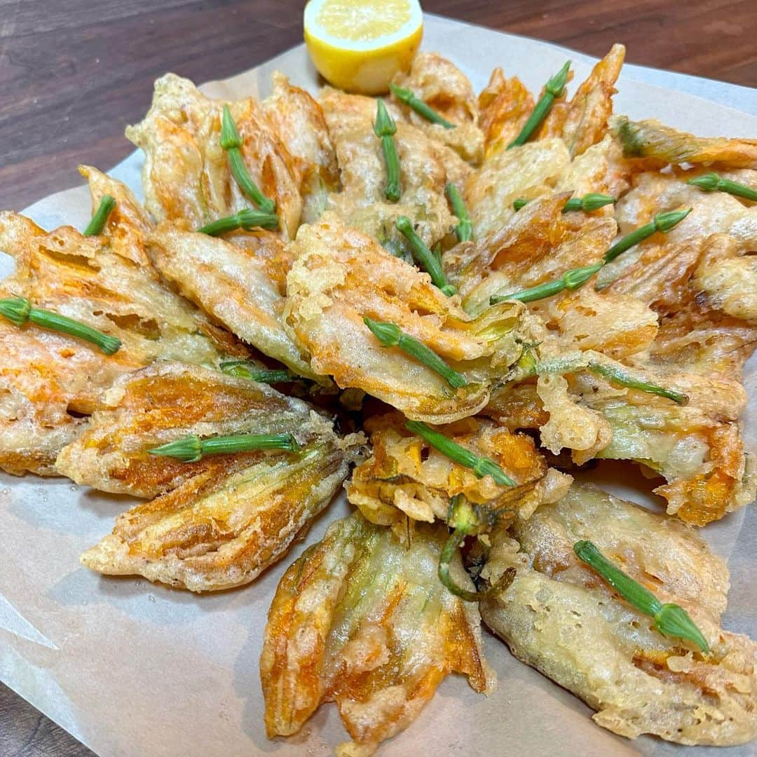 レイチェル・レイのインスタグラム：「A perfect Sunday spread right here…  ✨Beer battered zucchini flowers   ✨Petite zucchini and zucca pasta from Svoglini  ✨White asparagus poached w fresh bay, topped w brown butter, chopped hard-boiled eggs, dill, chive, parsley + minced ham   ✨Sliced boneless ribeye w chopped giardiniera   😘🤌 Mangiare!」