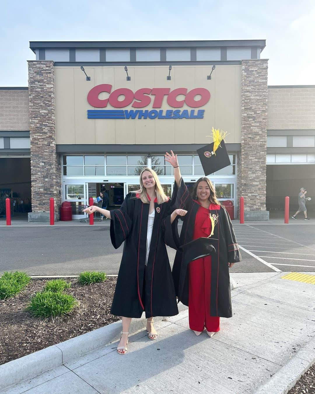 Costcoさんのインスタグラム写真 - (CostcoInstagram)「Congrats on this huge accomplishment, @madeline_labott and @tiahebbring! Thanks for celebrating with us! 🎓」5月22日 1時01分 - costco