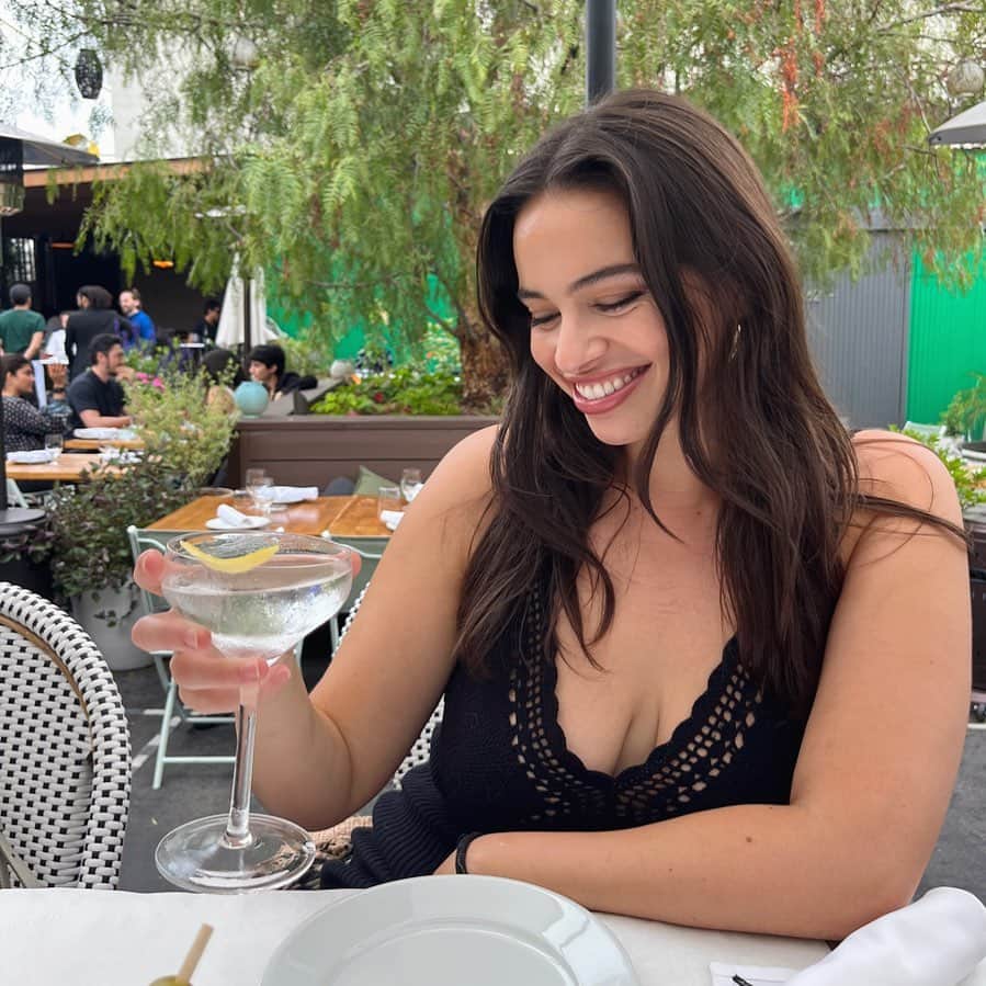 ライリー・ティコティンのインスタグラム：「Team lemon twist in a martini bc I can’t stand olives 🍋🍸」