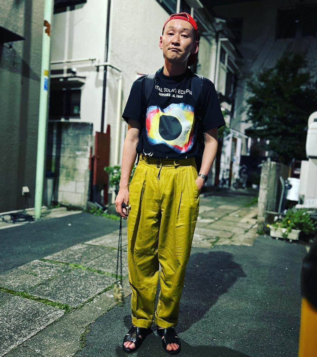 市川刺身さんのインスタグラム写真 - (市川刺身Instagram)「今日の服装。 朝早起きで劇場入りから5ステ。 終わりで先輩方と久しぶりの打ち上げ。  夜も半袖で行ける気候MKMさんでバチコン来て購入したタイの皆既日食の記念Tシャツ。 最近取れかかってたボタンを直し屋さんで付け直してもらったカラシ色のハイウエストのパンツ。 ヤンマーの赤帽子に黒の便所サンダルmont-bellのメッシュリュック手に金のがま口ぶら下げて。  市川刺身のお造りライブが終わりました。 最後のTHIS ISパン吉田さんの一言が最高の一撃でした。 見逃し配信あるので良ければぜひ。 ダブルスタンバイというライブで漫才をやりました。 この芸歴までやってこなかった事めちゃくちゃ怖いけどいつか何かになれば良いなと願いました。 ダブルスタンバイの打ち上げにも行かせてもらって沢山笑って高円寺に帰ってキャリーバッグに携帯置いて撮りました。 明日は幕張頑張れ頑張れ。 キャリーバッグありがとう。  #今日の服装 #ファッション #古着 #市川刺身 #高円寺 #打ち上げ #久しぶり #楽しかった #頑張れ」5月22日 1時04分 - soitsudoitsu