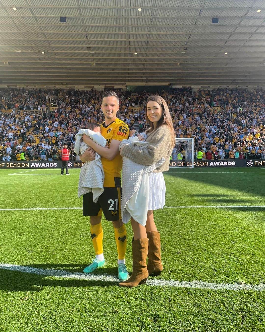 パブロ・サラビアのインスタグラム：「Wolves family 🐺💛」