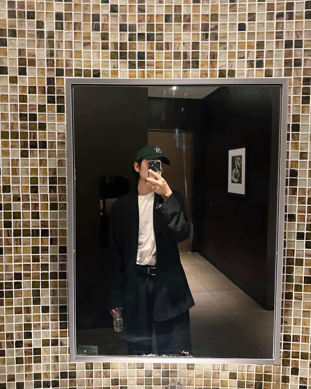 上杉圭哉さんのインスタグラム写真 - (上杉圭哉Instagram)「何枚目のコーデがすき？🥸  最近のお気に入りコーデ👕 僕は服の組み合わせがうまかったりとびっきりオシャレではないけど、可愛い服達がオシャレに魅せてくれる🫶🏻  可愛い服を作ってくれてありがとうございます。  デニム.緑キャップは最近韓国で購入したんやけどめっちゃお気に入り。  jacket @knuthmarf_official  カジュアルなコーデにもカチッと決めたい時にも使える万能すぎるジャケット  Tシャツは最近古着が多くて @hvit____vintage は個性的かつセンス最高なかおり姉さんのブランド  最後の10枚目は韓国いったら絶対レンタルしたほうがいい。  #メンズコーデ」5月22日 1時30分 - keiya_uesugi