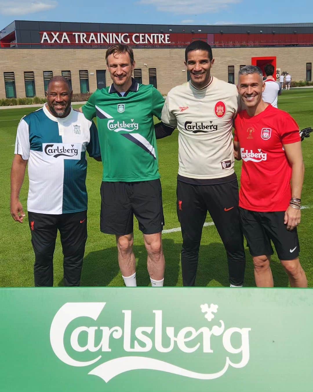 ルイス・ハビエル・ガルシア・サンスのインスタグラム：「Back on the pitch with these legends at the AXA Training center with @carlsberg and @liverpoolfc to do some coaching clinic on probably the best sunny afternoon in the world. Happiness!! #Liverpool #Coaching #priceless」