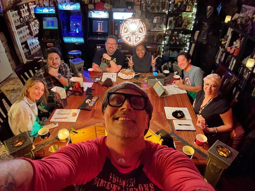 ジェリー・ライアンのインスタグラム：「@tstashwick had a bunch of our Picard peeps over for my first ever D&D adventure last night. And let me tell you, that nerd goes ALL IN. Multiple fog machines, custom table, voice-changing microphone…ALL THE THINGS. Thank you, Todd, for creating such an incredible experience, and for being so patient with a reluctant newbie! @terrymatalas @silviknight @micaburton @cwmonfette @mattokumura」