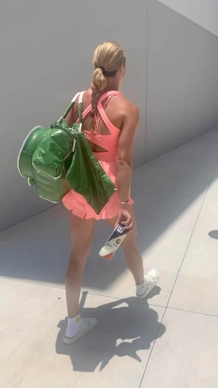 ダニエル・コリンズのインスタグラム：「Training day @imgacademy 💪🏻💪🏻🏋️‍♀️🎾」