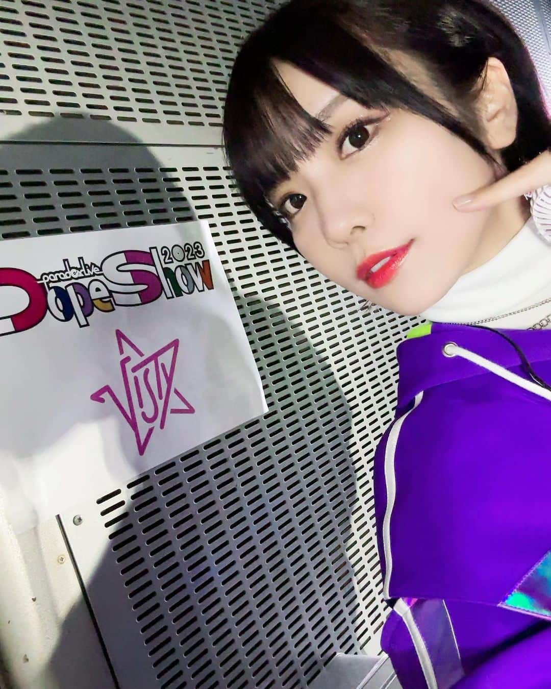 愛美のインスタグラム：「#パラライ #paradoxlive   Paradox Live Dope Show 2023 ありがとうございました！！！！！！  #VISTY の呉羽葵 役として出演しました！  キリっとしたメイクにしてみましたよ〜✨  #パラライ3rdライブ」
