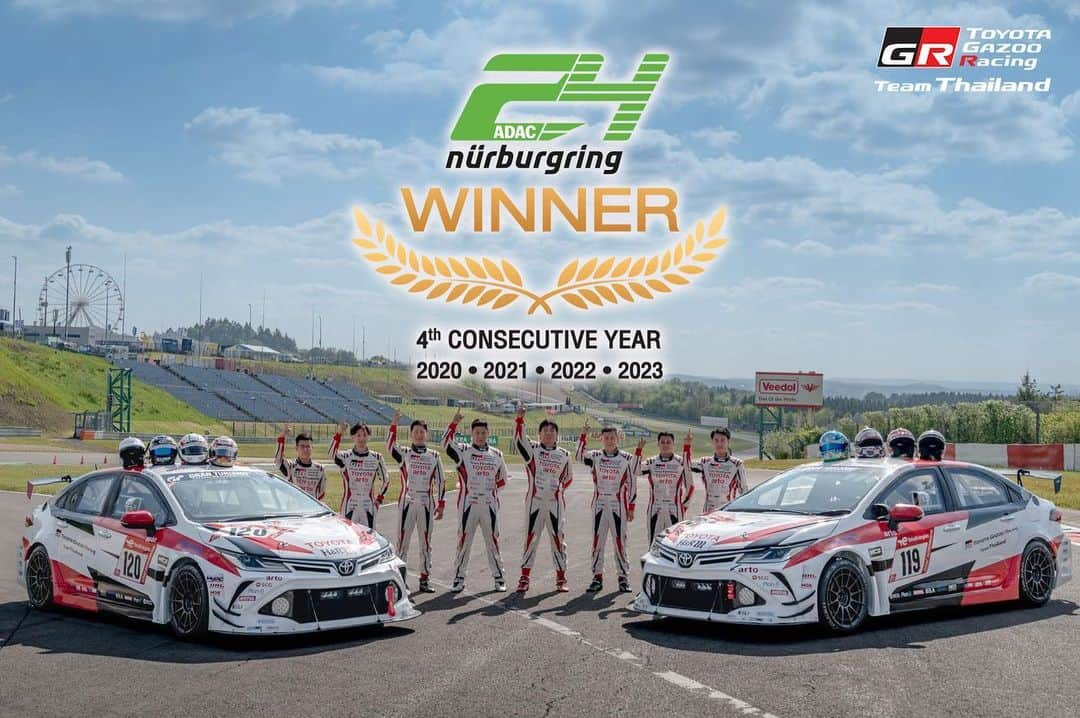 Toyota team thailandさんのインスタグラム写真 - (Toyota team thailandInstagram)「🏆WORLD CHAMPION🏆 🇹🇭4th CONSECUTIVE YEAR🇹🇭 51st ADAC TotalEnergies 24h Nürburgring สุดยอด!!! รับธงหมากรุกอันดับ 1 และ 2  มากกว่าชัยชนะ คือ ศักดิ์ศรีของคนไทย ทุกความพยายามมีความหมาย พิสูจน์ความกล้าและแกร่งที่ไม่แพ้ใครในโลก ในสนามยิ่งใหญ่ที่มีผู้เข้าชม 235,000 คน ฉลองครบรอบ 10 ปี TGRTT x 24h. Nürburgring กับแชมป์โลก 4 ปี ติดต่อกัน ทีมไทยหนึ่งเดียวในรายการ ใช้รถ TOYOTA Corolla Altis GR Sports 2 คัน ลงแข่งในรุ่น SP3 (Super Production 3) และในปีนี้รถทั้ง 2 คัน ก็ยังวิ่งได้จำนวนรอบมาสุดกว่าที่เคยทำได้ในทุกปีที่ผ่านมา รถร่วมลงแข่งขัน 132 คันด้วยกัน   #119 🏆WINNER 🏆 POS: 61/132 Overall Laps: 126 Best Laps: 10:08.950 Drivers:  สุทธิพงศ์ สมิตชาติ (Suttipong S.) ณัฐวุฒิ เจริญสุขะวัฒนะ (Nattavude C.) ณัฐพงษ์  ห่อทองคำ (Nattapong H.) มานัต กุละปาลานนท์ (Manat K.)  #120 🥈First Runner Up POS: 61/131 Overall Laps: 125 Best Laps: 10:20.214 Drivers:  กรัณฑ์ ศุภพงษ์ (Grant S.) เฉิน เจี้ยน หงษ์ (Chen Jian Hong) Naoki Kawamura กฤษฏิ์ วสุรัตน์ (Kris V.)  Nürburgring สนามแข่งขันในตำนานตั้งอยู่ที่เมืองนูร์เบอร์ก ประเทศเยอรมนี ที่นักแข่งและทีมแข่งรถยนต์ทั่วโลกอยากจะไปสัมผัสประสบการณ์ความท้าทาย ความหฤโหดและอันตรายเป็นอันดับต้นๆ ของโลก กับความยาวสนามกว่า 25 กม. 73 โค้งอันตราย」5月22日 1時47分 - toyotagazooracingteamthailand