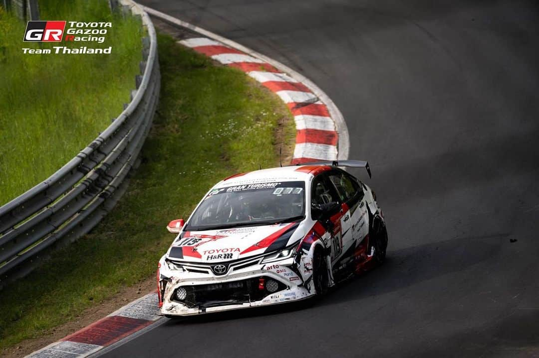 Toyota team thailandさんのインスタグラム写真 - (Toyota team thailandInstagram)「🏆WORLD CHAMPION🏆 🇹🇭4th CONSECUTIVE YEAR🇹🇭 51st ADAC TotalEnergies 24h Nürburgring สุดยอด!!! รับธงหมากรุกอันดับ 1 และ 2  มากกว่าชัยชนะ คือ ศักดิ์ศรีของคนไทย ทุกความพยายามมีความหมาย พิสูจน์ความกล้าและแกร่งที่ไม่แพ้ใครในโลก ในสนามยิ่งใหญ่ที่มีผู้เข้าชม 235,000 คน ฉลองครบรอบ 10 ปี TGRTT x 24h. Nürburgring กับแชมป์โลก 4 ปี ติดต่อกัน ทีมไทยหนึ่งเดียวในรายการ ใช้รถ TOYOTA Corolla Altis GR Sports 2 คัน ลงแข่งในรุ่น SP3 (Super Production 3) และในปีนี้รถทั้ง 2 คัน ก็ยังวิ่งได้จำนวนรอบมาสุดกว่าที่เคยทำได้ในทุกปีที่ผ่านมา รถร่วมลงแข่งขัน 132 คันด้วยกัน   #119 🏆WINNER 🏆 POS: 61/132 Overall Laps: 126 Best Laps: 10:08.950 Drivers:  สุทธิพงศ์ สมิตชาติ (Suttipong S.) ณัฐวุฒิ เจริญสุขะวัฒนะ (Nattavude C.) ณัฐพงษ์  ห่อทองคำ (Nattapong H.) มานัต กุละปาลานนท์ (Manat K.)  #120 🥈First Runner Up POS: 61/131 Overall Laps: 125 Best Laps: 10:20.214 Drivers:  กรัณฑ์ ศุภพงษ์ (Grant S.) เฉิน เจี้ยน หงษ์ (Chen Jian Hong) Naoki Kawamura กฤษฏิ์ วสุรัตน์ (Kris V.)  Nürburgring สนามแข่งขันในตำนานตั้งอยู่ที่เมืองนูร์เบอร์ก ประเทศเยอรมนี ที่นักแข่งและทีมแข่งรถยนต์ทั่วโลกอยากจะไปสัมผัสประสบการณ์ความท้าทาย ความหฤโหดและอันตรายเป็นอันดับต้นๆ ของโลก กับความยาวสนามกว่า 25 กม. 73 โค้งอันตราย」5月22日 1時47分 - toyotagazooracingteamthailand