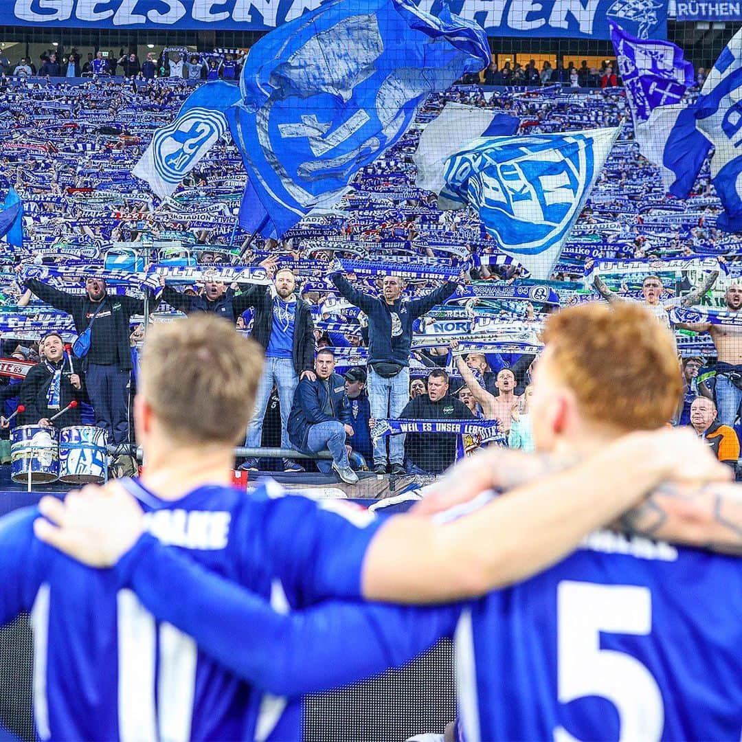 シャルケ04のインスタグラム：「Seite an Seite in den 34. Spieltag❗ . . Jetzt voller Fokus auf Leipzig - alles geben für unser gemeinsames Ziel Klassenerhalt 🔵⚒️⚪ . . #S04 #Schalke #Königsblau #Knappen #Fußball #Football #Futbol #Soccer #WirBleiben #🔵⚪」