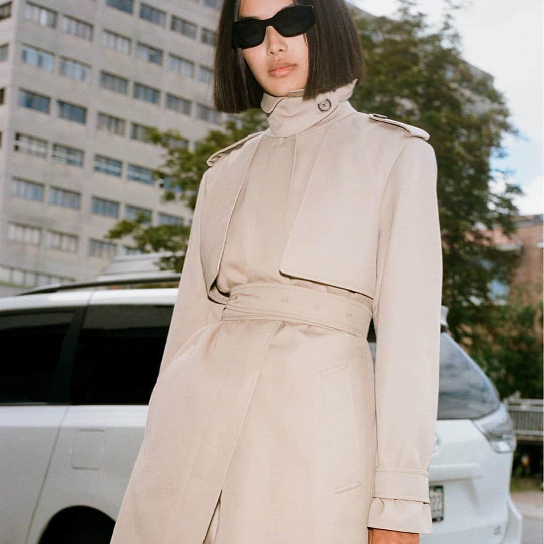 マッカージュのインスタグラム：「SEASONAL CLASSIC    ASTRID, a double-breasted trench coat made from a technical 3-layer shell with matte light down paneling. It is machine washable with adjustable cuffs and a belt for warmth and versatility. A detachable buttoned throat latch and large hook and eye neck closure nod to classic tailoring. A functional staple with avant-garde details and utilitarian comfort.    More on MACKAGE.COM   #MACKAGE  #MONDEMACKAGE」