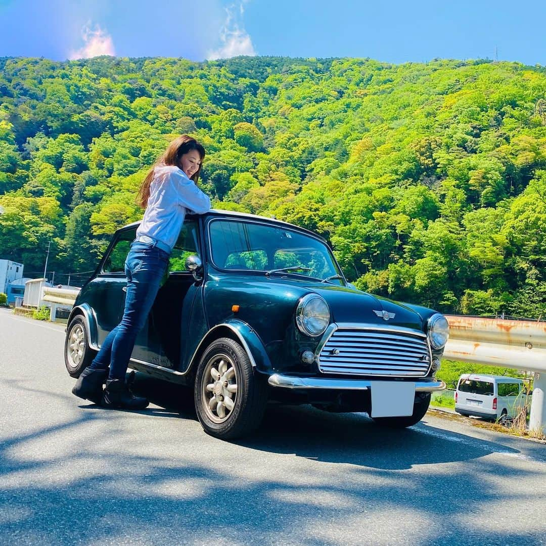 木村亜美さんのインスタグラム写真 - (木村亜美Instagram)「愛車と一緒に🚘 . . . #rovermini  #minicooper  #classicmini  #oldmini #クルマ  #クルマ好きな人と繋がりたい  #クルマ好き  #クラシックカー  #ミニクーパーのある暮らし  #ミニクーパー女子  #ローバーミニ #ローバーミニのある生活  #roverminicooper  #木村亜美 #classicminisjapan #minicooperworld  #mini_cooper  #mini_japan  #mt女子  #マニュアル車」5月22日 1時45分 - ami_kimura0327