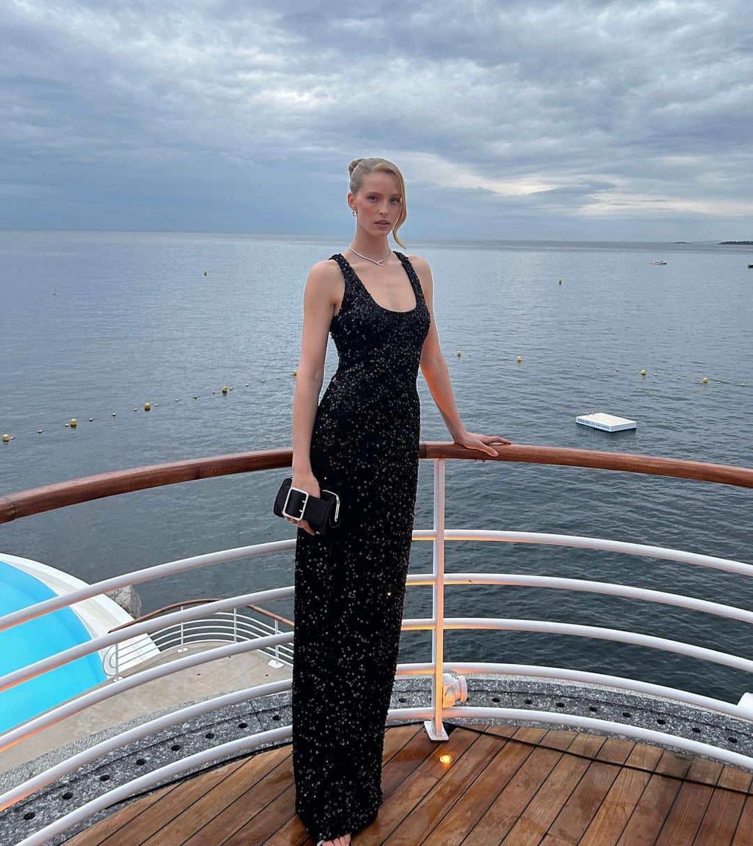 のインスタグラム：「thank you for having me @vanityfair 🖤 big shoutout to @manulosadagomez @deenaalawaid for bringing me to life」