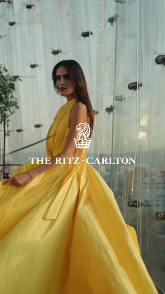 リッツ・カールトンのインスタグラム：「A gateway to the grand in #MexicoCity  Rising high above the Paseo de la Reforma and Chapultepec Park, @ritzcarltonmexicocity reveals the capital's exceptional side, where moments infused with glamour pair with captivating nature, history and art.」